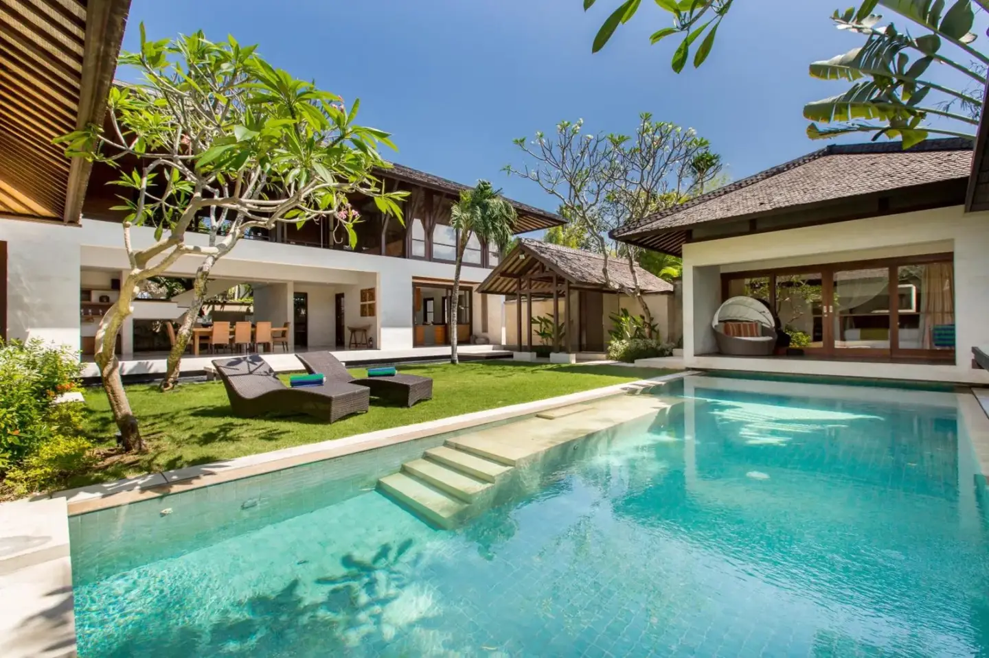 Villa Air Bali Boutique Resort and Spa área exterior con piscina y tumbonas