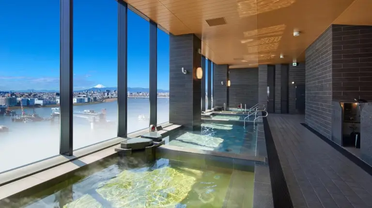 eine Jacuzzi‑Badewanne in einem Gebäude mit Aussicht im Villa Fontaine Premier Haneda Airport – Direkt mit Terminal 3 des Haneda Airport verbunden in Tokio