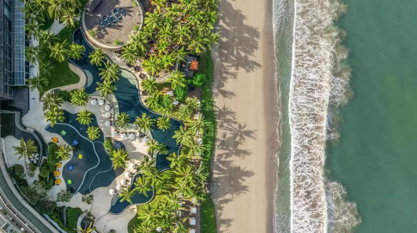 una vista aérea de un resort con playa y el océano en W Bali - Seminyak en Seminyak
