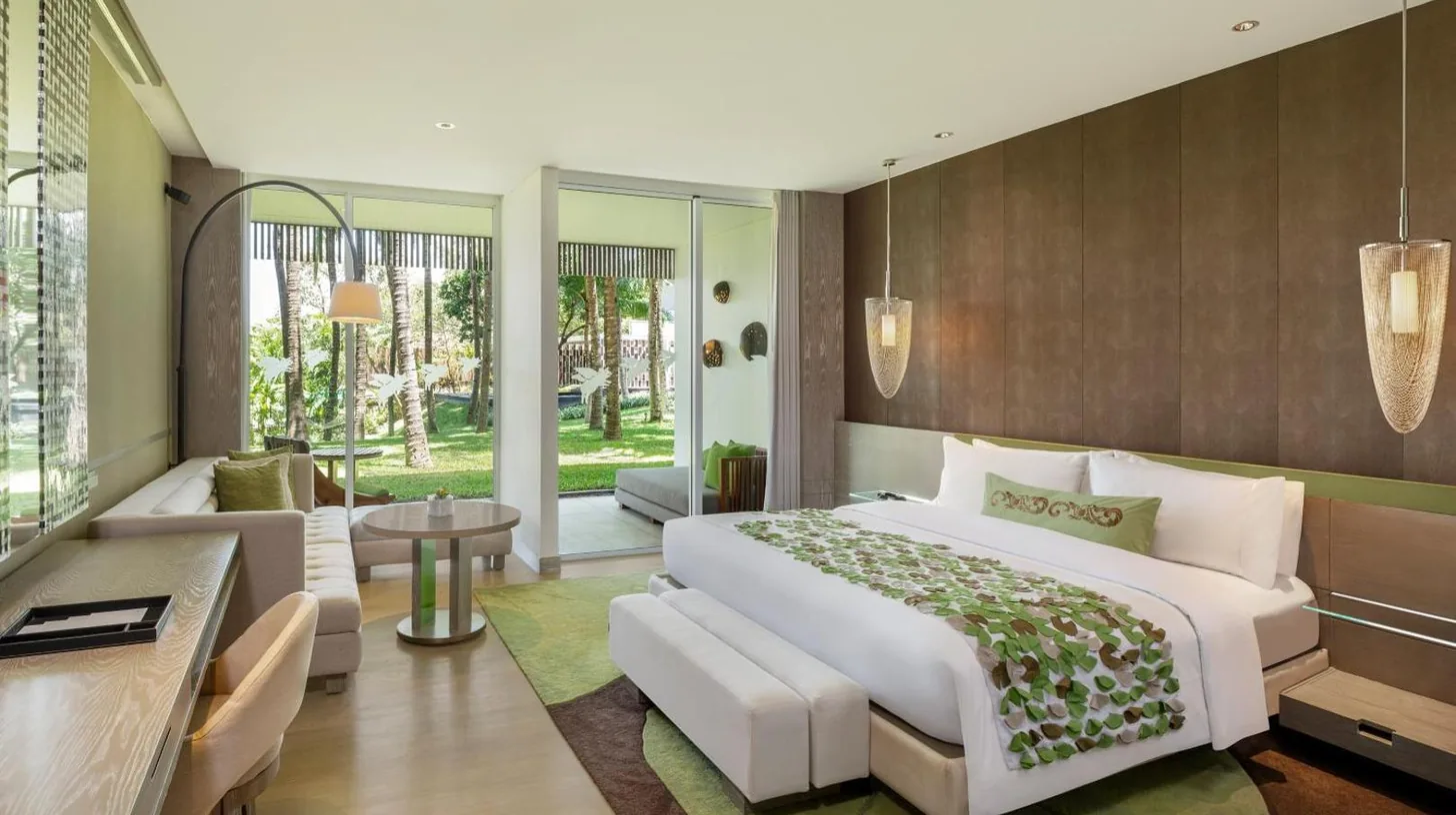 una habitación con una cama grande y una sala de estar en W Bali - Seminyak en Seminyak