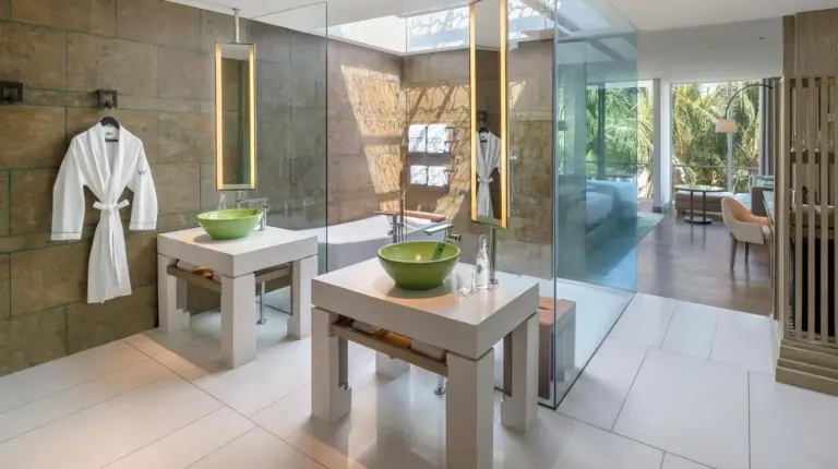 una habitación con dos camas y una sala de estar en W Bali - Seminyak en Seminyak
