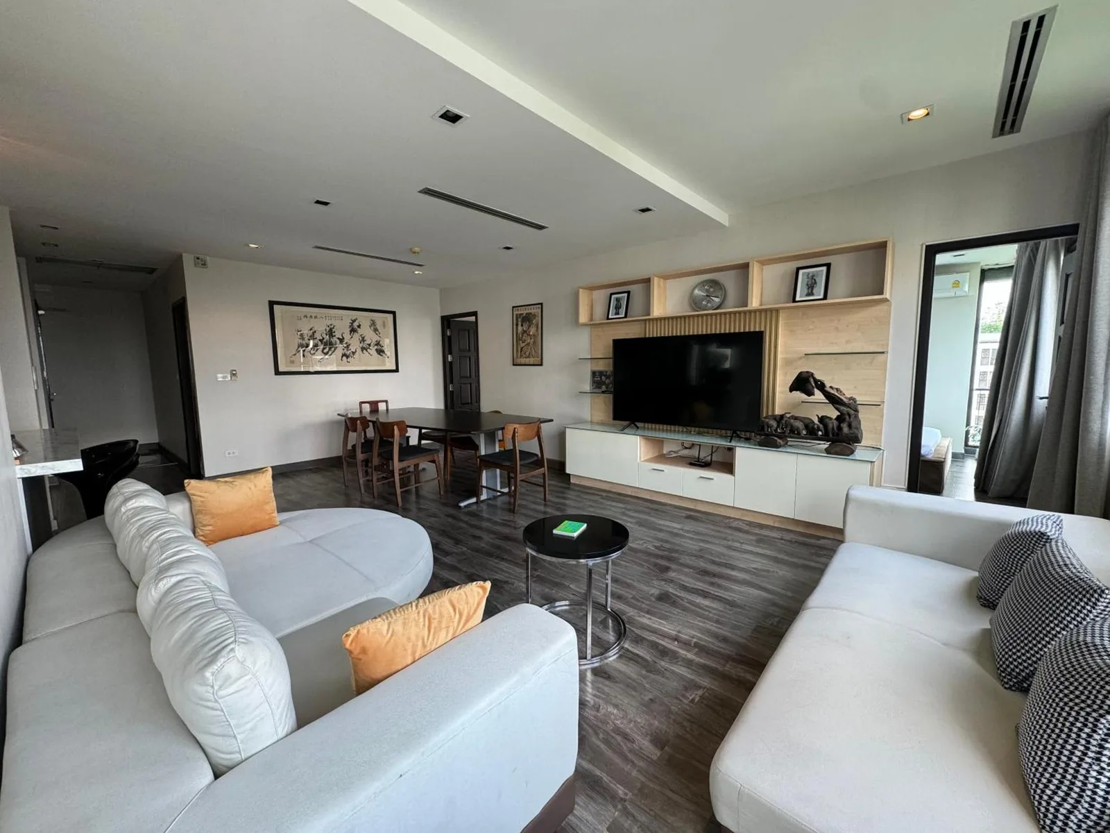 W8 CONDO Living Room - Luxurious and Spacious Accommodations in Bangkok