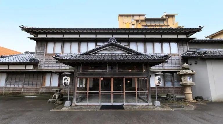 un bâtiment avec une porte devant au Wakamatsu Hot Spring Resort à Hakodate
