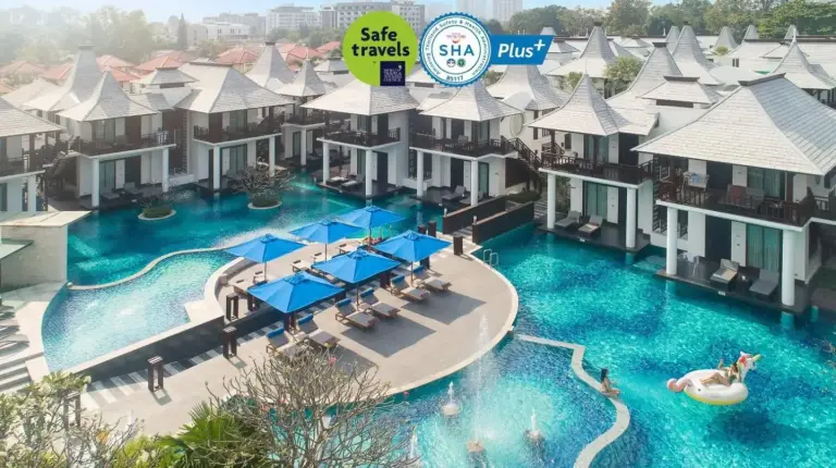 vista aérea de una piscina en un resort en Z Through By The Zign en Pattaya Norte