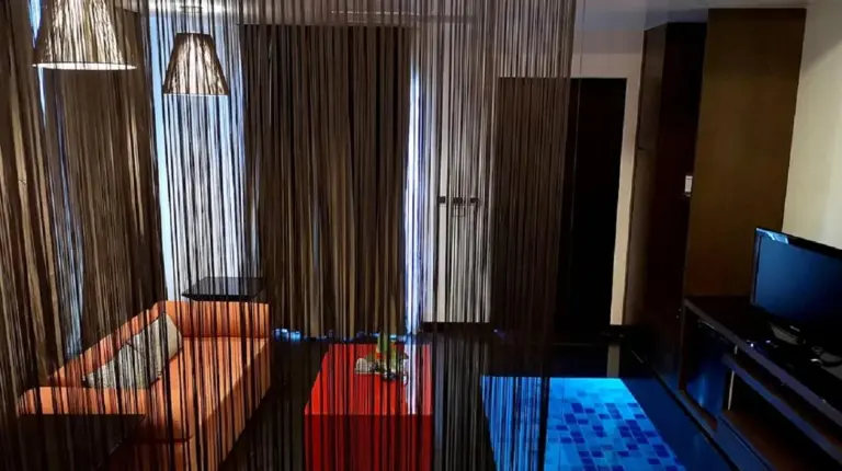 una sala de estar con un sofá y una televisión en Z Through By The Zign en Pattaya Norte
