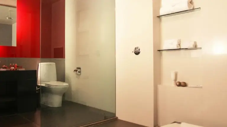 un baño con una bañera y un inodoro en Z Through By The Zign en Pattaya Norte