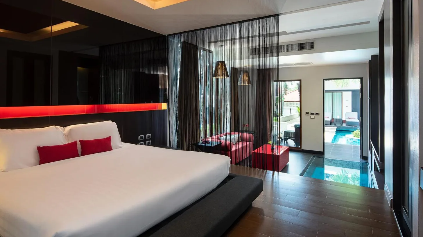 una habitación con una cama y una sala de estar en Z Through By The Zign en Pattaya Norte