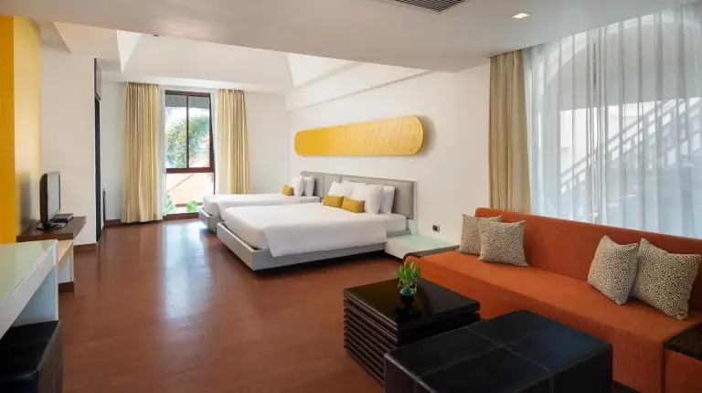 una sala de estar con un sofá y una cama en Z Through By The Zign en Pattaya Norte