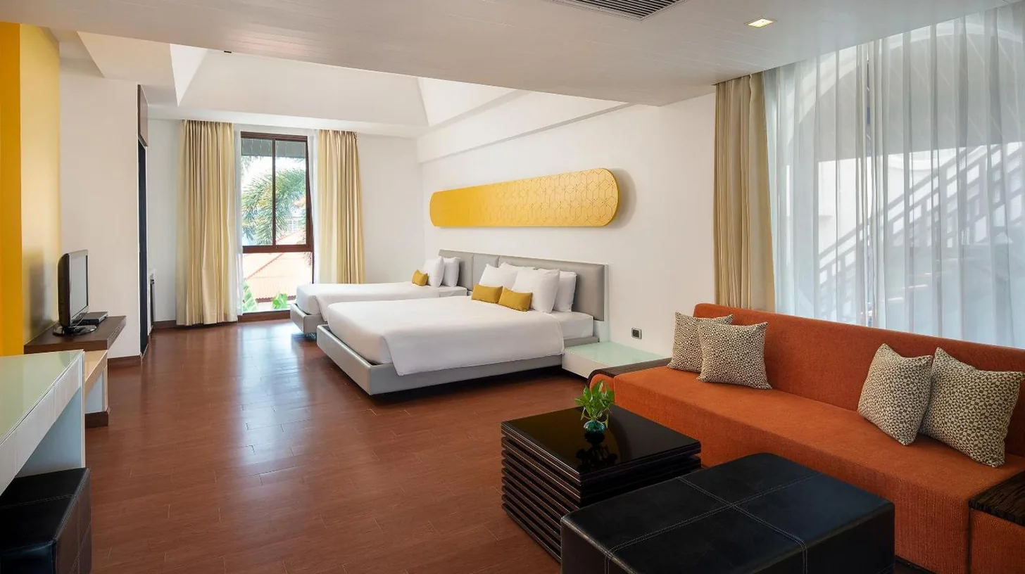 una sala de estar con un sofá y una cama en Z Through By The Zign en Pattaya Norte